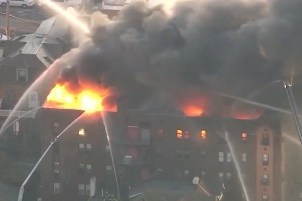 آتش‌سوزی در فیلادلفیای آمریکا ادامه دارد