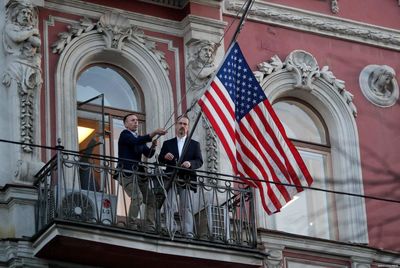 پرچم آمریکا در روسیه پایین کشیده شد